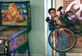 Indice de la lose pour un garçon de sitcom AB : il y a un vélo dans cette scène.