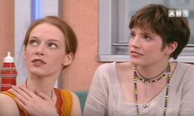 Emma Scaife (Carrie) et Sarah Escorsa (Emmy), deux "conquêtes" de Luc et Joël dans un remale raté de "A nous les petites anglaises".